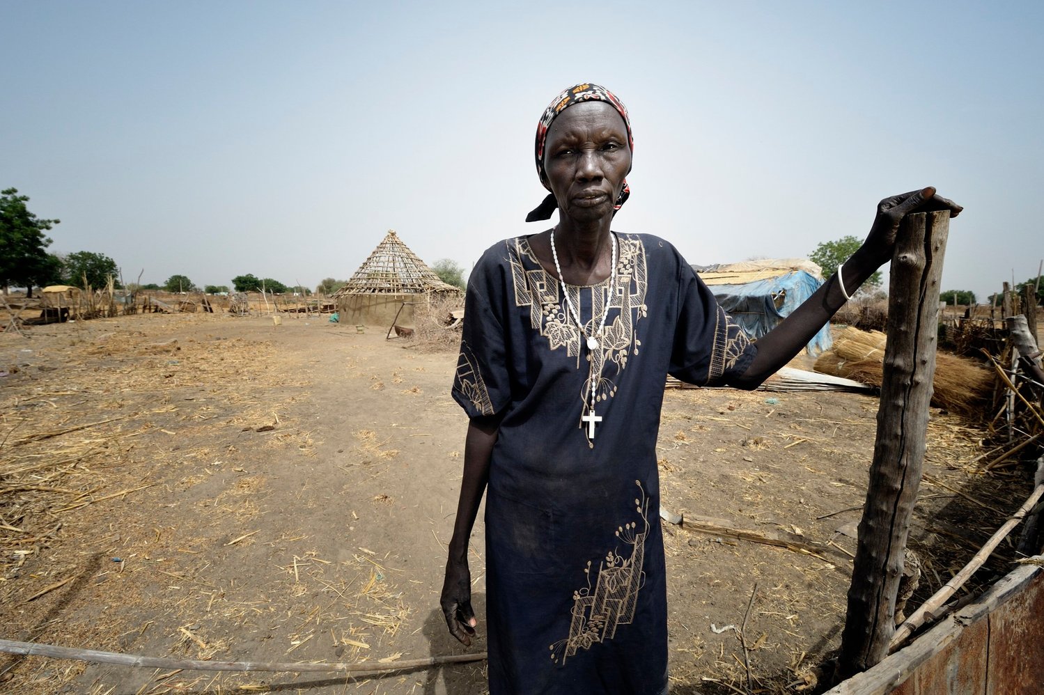 Bruna Maloal, una catequista católica de 63 años, se para frente a la puerta de su casa en Abyei, a lo largo de la frontera entre Sudán y Sudán del Sur, en esta foto de archivo del 27 de febrero de 2013. En un documento publicado el 11 de mayo de 2021, el papa Francisco instituyó el “ministerio de catequista.”